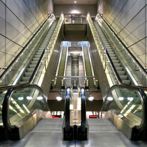 Análise técnica de escadas rolantes E elevadores